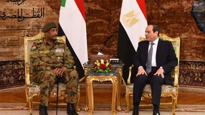 السيسي يودع رئيس مجلس السيادة الانتقالي بالسوداني
