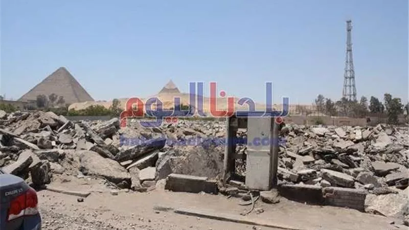 بالصور.. تطوير ورصف الطريق المؤدي إلى الأهرامات لخدمة المتحف الكبير