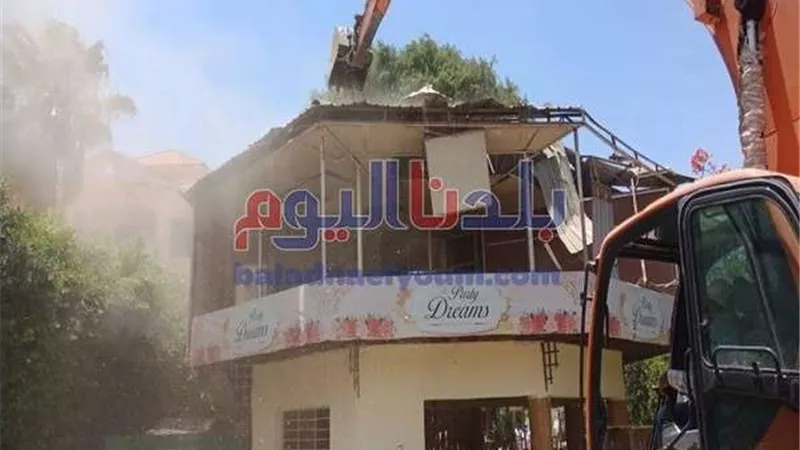 المسطحات المائية تزيل التعديات على حرم نهر النيل بمنيل شيحة بالجيزة (صور)