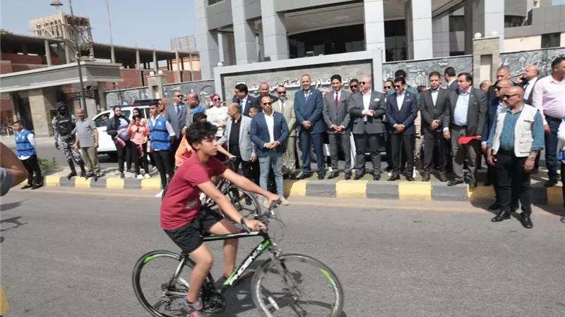 محافظ بني سويف ووزير الشباب والرياضة يطلقان شارة بدء ماراثون الدراجات من أمام ديوان عام المحافظة