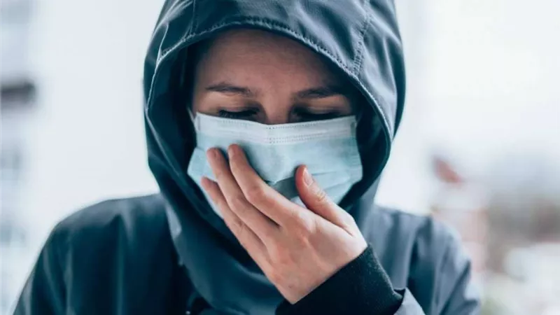 طبيب بجامعة الأزهر يكشف كارثة كُبرى تتعلق بالكمامات غير المعقمة