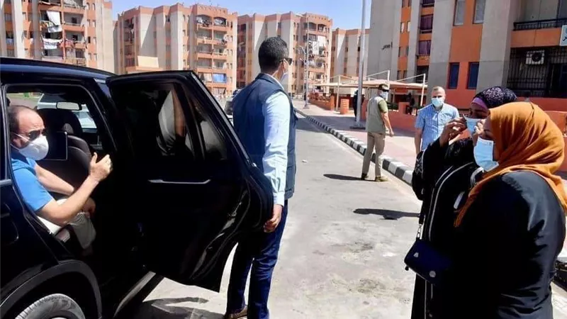 السيسى يلتقى سكان الأسمرات بالمقطم ويستفسر عن ظروفهم المعيشية فى ظل كورونا