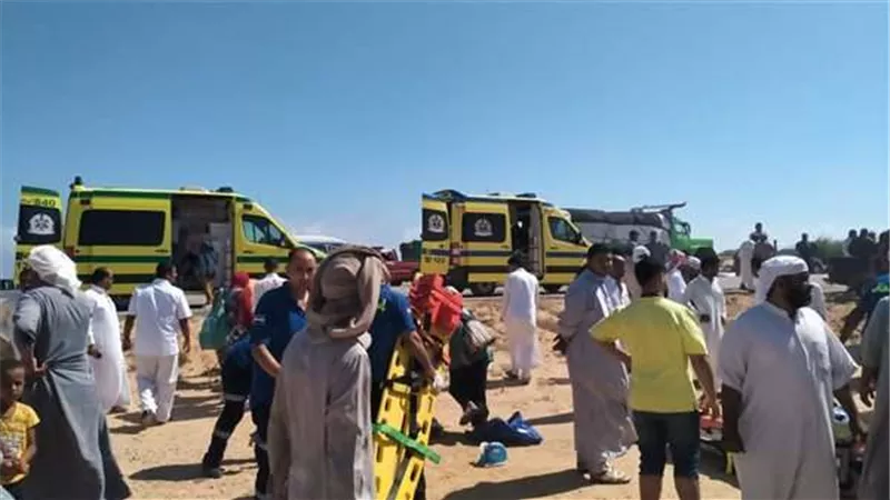 إصابة 4 أشخاص في حادث تصادم بطريق الواحات البحرية