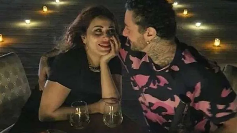 أحمد الفيشاوي يتجاهل قضية النسب بصورة مع والدته وزوجته