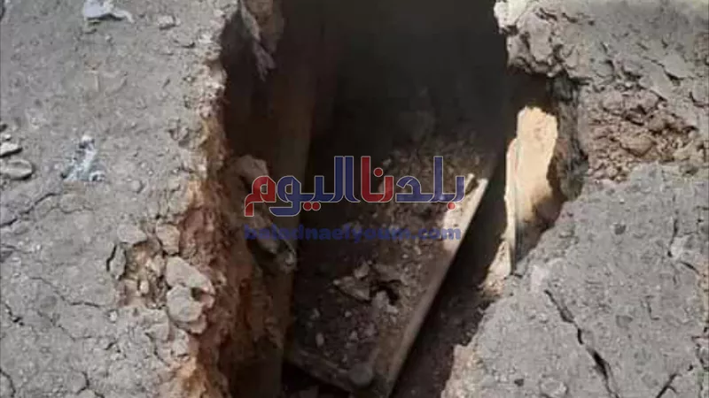 هبوط أرضي يتسبب في انقلاب سيارة نقل بكفر الزيات