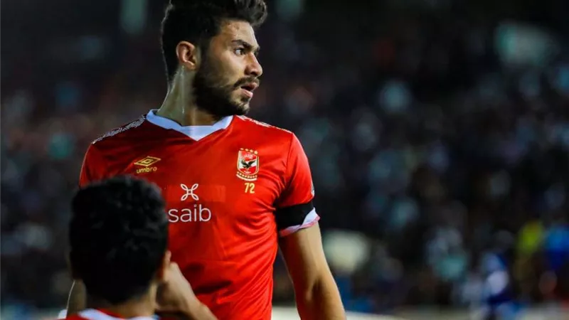 مدافع الأهلي يطالب بزيادة قيمة عقده للتجديد