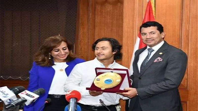 وزير الشباب والرياضة يحتفل بحصول أول طالب متلازمة داون على البكالوريوس