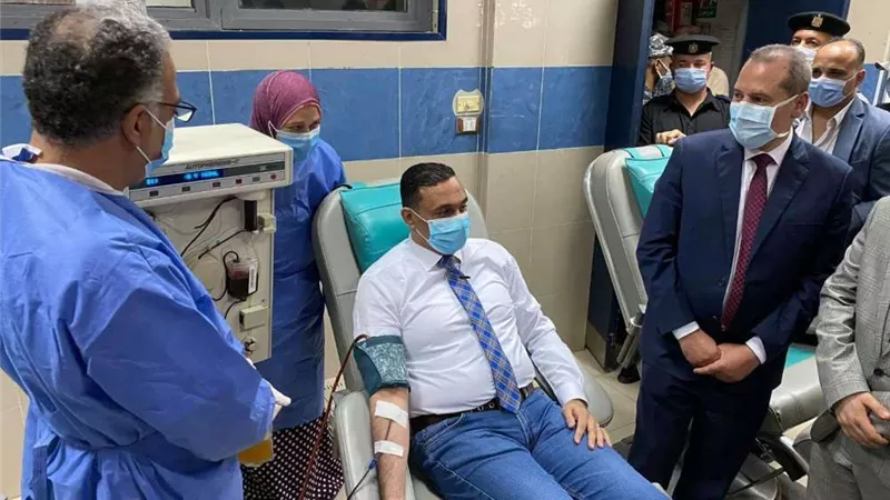 محافظ الدقهلية يتبرع بالبلازما للمساهمة في علاج الحالات المصابة بكورونا