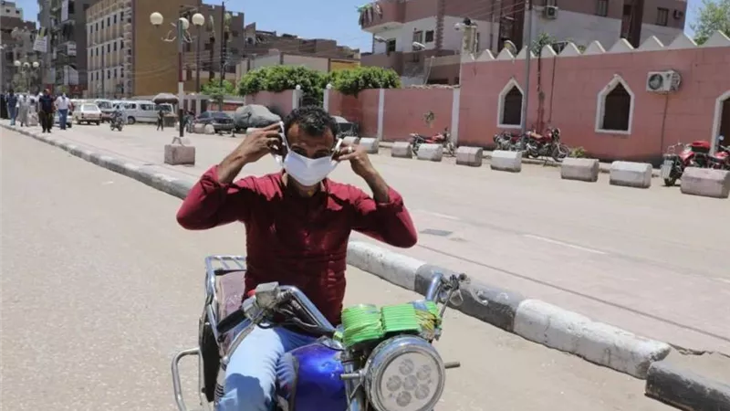 توزيع 1000 كمامة مجانا على المواطنين بالمواقف العامة بسوهاج