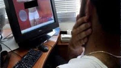 حبس فتاة بتهمة تصوير الأفلام الإباحية وبيعها مقابل آلاف الدولارات بالجيزة
