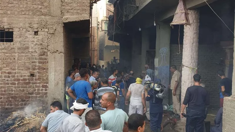الدفع ب 6 سيارات لأطفاء حريق التهم عدة بيوت بسوهاج