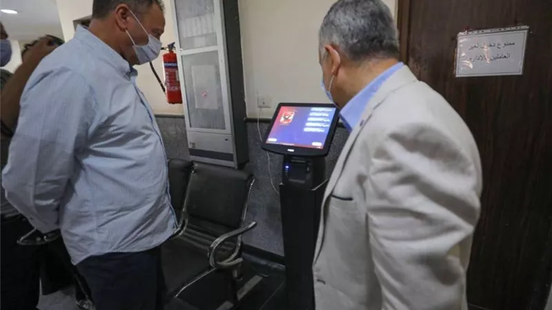 الخطيب يتابع سير العمل في إدارة الاشتراكات