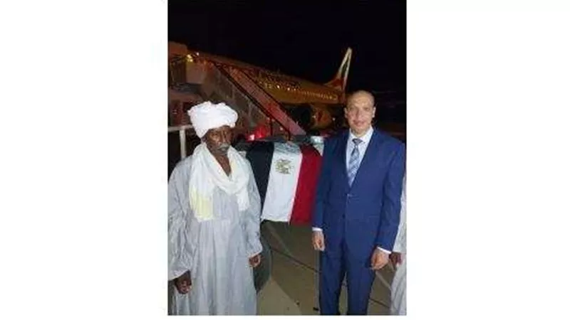 القنصل المصري في بورسودان يسلم مساعدات طبية لعلاج مرضى الكلى