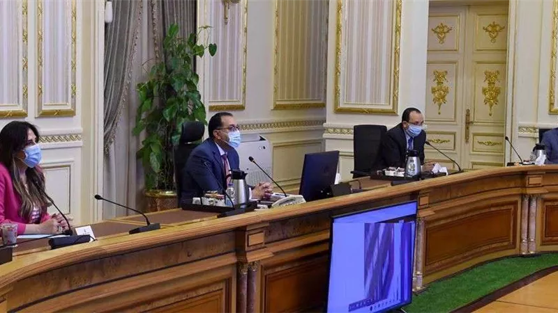 رئيس الوزراء يستعرض التطبيقات الإلكترونية التي سيتم استخدامها بالعاصمة الإدارية