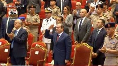الرئيس السيسي يقدم 