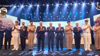 الرئيس السيسي  يلتقط صور تذكارية مع أبطال 