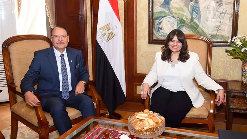 وزيرة الهجرة تشيد بجهود 