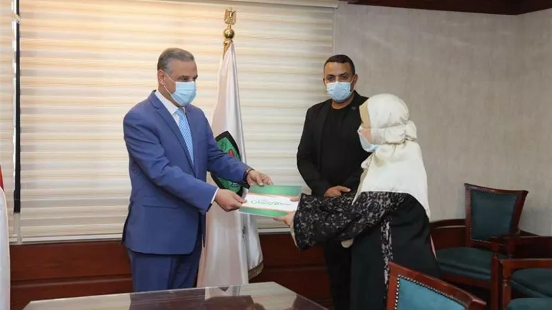 بالتعاون مع جمعية الأورمان.. محافظ سوهاج يسلم 5 عرائس شيكات بقيمة 50 ألف جنيه