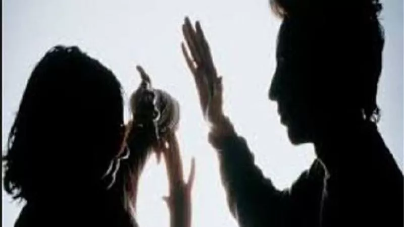 بسبب خلافات أسرية.. عامل يدعي تورط زوجته في إصابة ابنه في الوراق