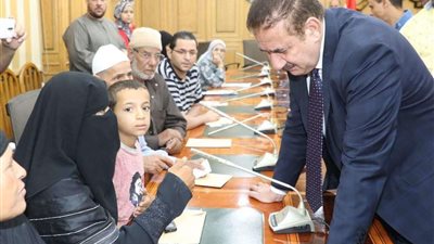 محافظ المنوفية يسلم مساعدات مالية وعينية وحلوى المولد لأكثر من 50 حالة إنسانية من الأسر الأولي بالرعاية.