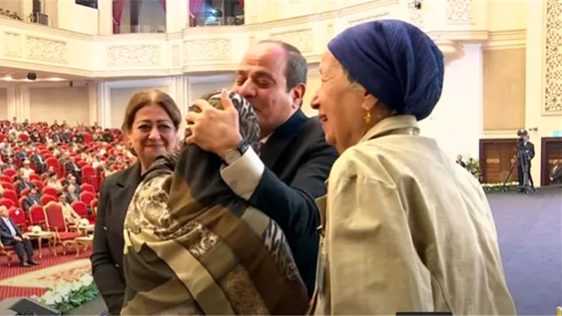 الرئيس السيسي يقبل رأس أهالي أبطال حرب أكتوبر