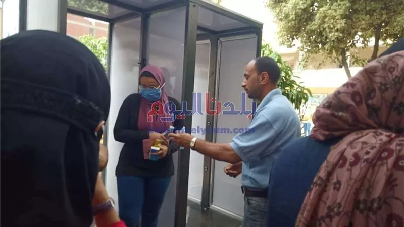مرور طلاب الثانوية العامة على بوابات تعقيم قبل دخولهم الامتحان بالغربية