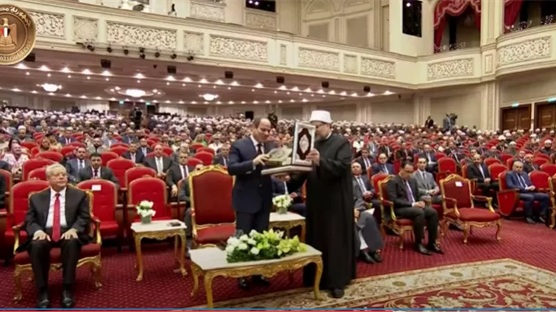 وزير الأوقاف يهدي الرئيس السيسي نسخة من القرآن الكريم