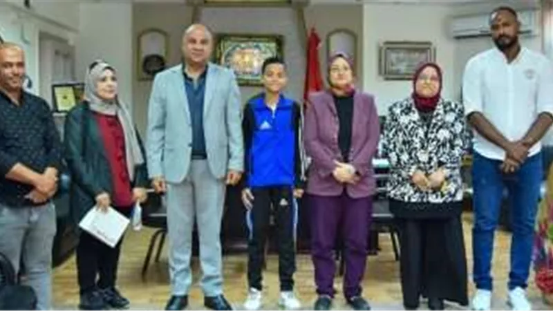 وكيل تعليم بورسعيد تكرم طالبا بالمرحلة الإعدادية لأمانته