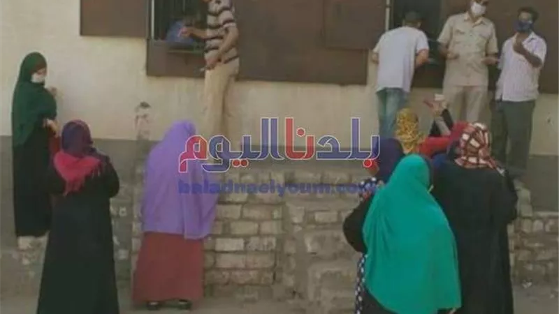 رئيس مجلس قروي قلوصنا بسمالوط يتابع انتظام أعمال صرف معاش 