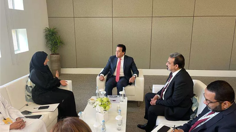 وزير الصحة يتوافق مع نظيرته القطرية على تبادل الخبرات والتجارب الناجحة