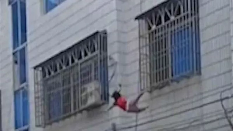 تجردت من أمومتها.. أم تلقي بأطفالها من شرفة المنزل لسبب صادم