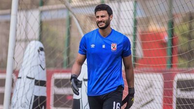 جلسة بين سيد عبد الحفيظ ومحمد الشناوي على هامش مران الأهلي