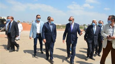 وزير التنمية المحلية ومحافظ القليوبية يتفقدان محاور مشروع مجمع المازوت بمسطرد