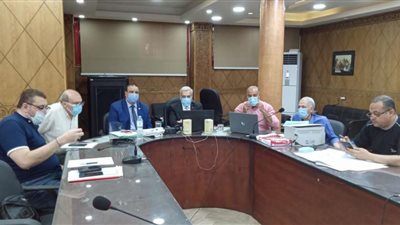 الأمن يضبط سيدة أثناء توزيعها الكمامات والمياه أمام إحدى لجان الثانوية