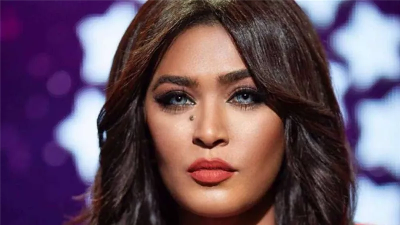 فنانة سعودية تثير الجدل بعد رقصها بمحل تجاري (فيديو)