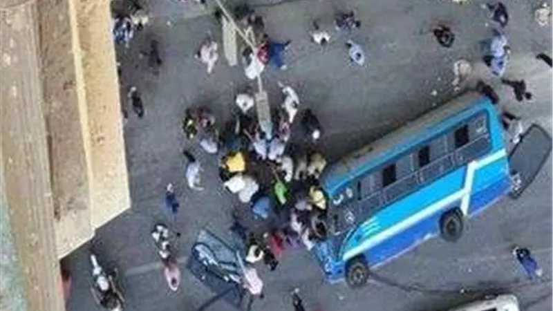 أنقلاب ميني باص من أعلى كوبري 6 أكتوبر وإصابة 3 أشخاص بالعجوزة