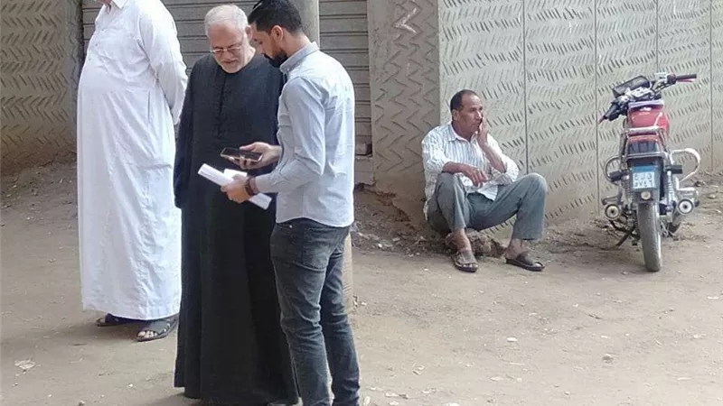 رغم التحذيرات.. تجمع أولياء أمور الطلاب أمام لجان الثانوية العامة بالقليوبية