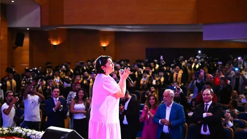 في حفل جامعة مصر للعلوم.. شيرين: بيتي اتخرب واللي ييجي عليا ما بيكسبش