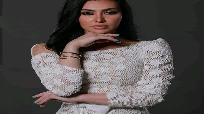 بعد أصالة وسميرة سعيد.. شاهد| ميرهان حسين تقلد إليسا