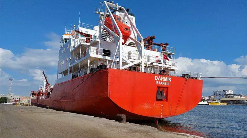 بحمولة 4400 طن صودا كاوية.. ميناء غرب بورسعيد يستقبل السفينة DARMIK