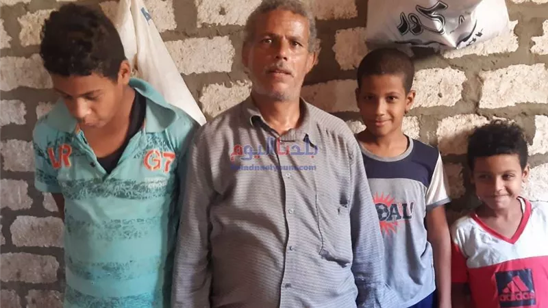 بالفيديو.. مواطن سوهاجي يستغيث بالمسؤولين لإنقاذ زوجته وإبنه