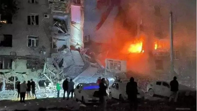 سقوط مصابين بانهيار مبنى في قصف صاروخي روسي لـ زابوريجيا