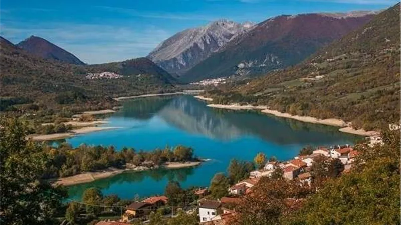قرية إيطالية تقدم عروضا خيالية لجذب السائحين