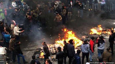 إيران تغلي.. قتلى وجرحى في اشتباكات الأمن مع المتظاهرين بأنحاء البلاد