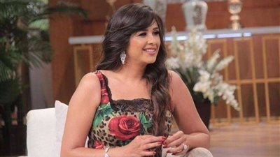 ممسكا بطنها |ياسمين عبد العزيز تثير الجدل مجددا بشائعة حملها