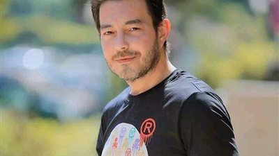 شاهد.. أحمد زاهر يستمتع بالبحر في إجازته الصيفية