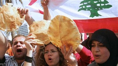ممثل شهير يأكل من القمامة بسبب الأوضاع في لبنان