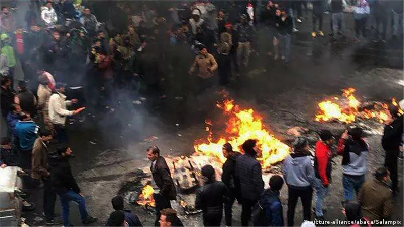 إيران تغلي.. قتلى وجرحى في اشتباكات الأمن مع المتظاهرين بأنحاء البلاد