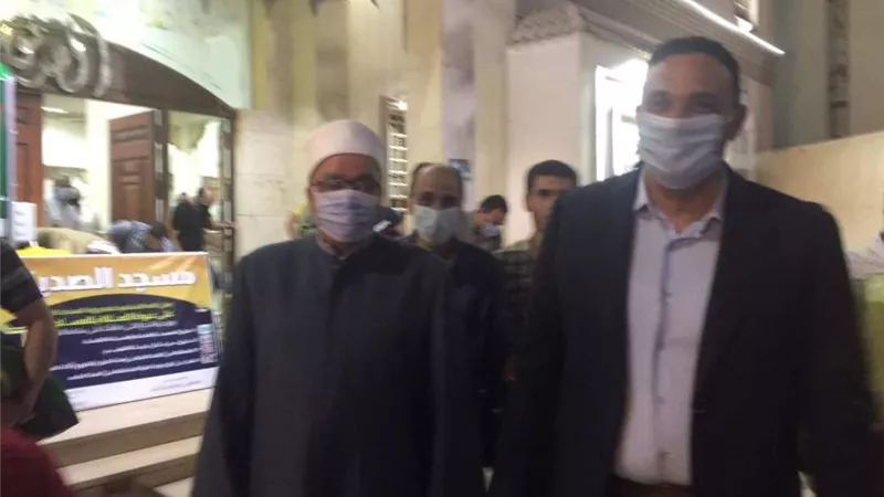 محافظ الدقهلية يؤدى صلاة العشاء بمسجد الصديق بالمنصورة