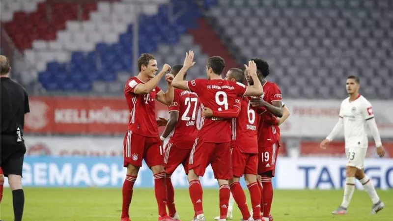 الدوري الألماني.. المشجعون والـ (فار) و8 نجوم يخطفون الأضوء في الموسم الاستئنائي